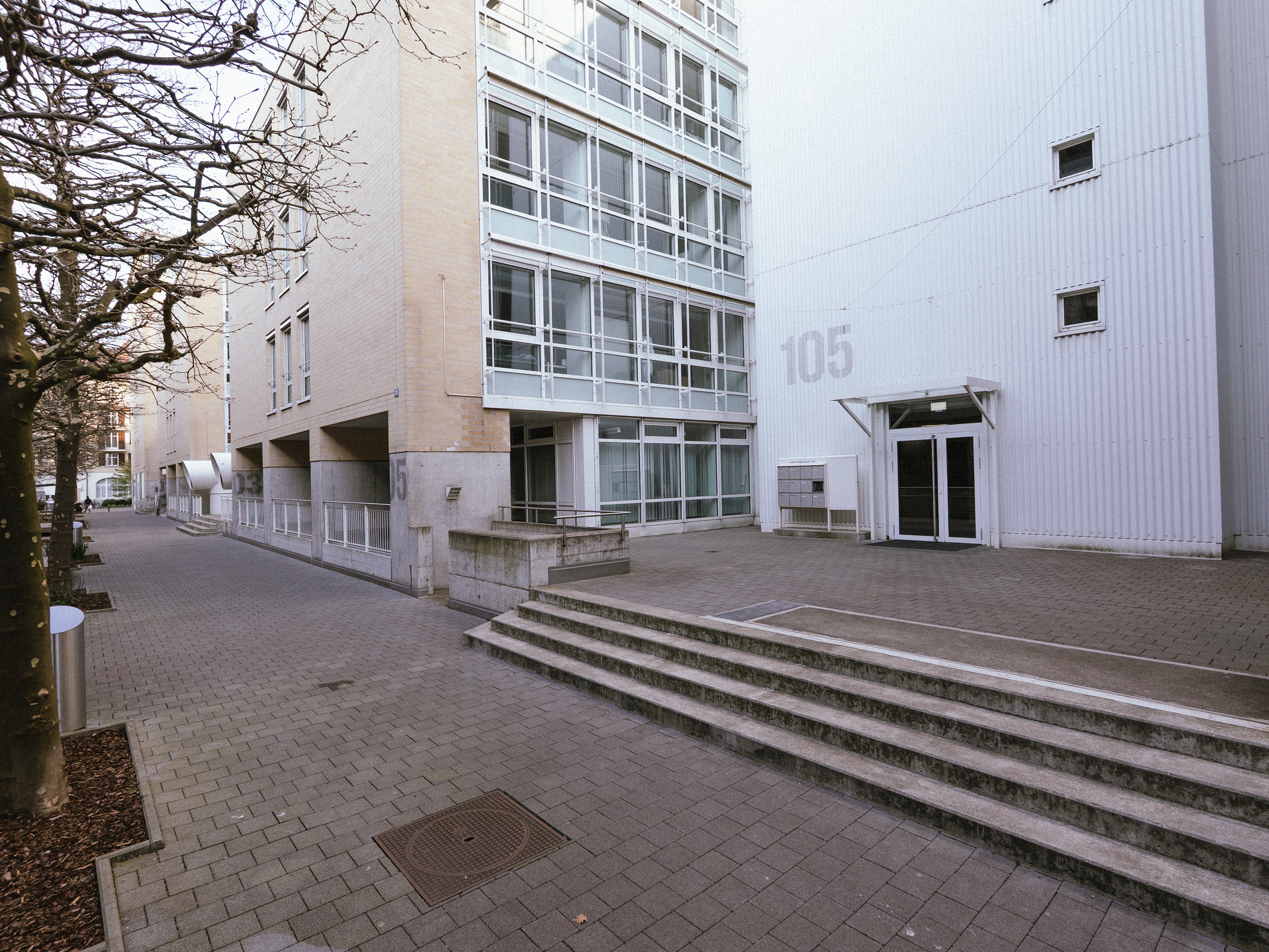 Der Hauseingang von der Strasse aus gesehen